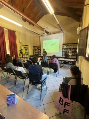Questo corso, ospitato all'interno del contesto vivace e stimolante del Bellaria Film Festival, ha offerto ai partecipanti un'occasione unica di approfondire le dinamiche e le strategie necessarie per navigare nel complesso mondo della produzione cinematografica globale.  Il corso ha avuto una durata totale di 32 ore di lezione, di cui 16 ore online e 16 ore in presenza presso il BFF, distribuite su quattro giornate coinvolgenti ed istruttive. Ogni partecipante ha avuto inoltre la possibilità di dedicare 8 ore di lavoro alla realizzazione di un Pitch Deck su un progetto audiovisivo, preparandosi così a presentare in modo efficace le proprie idee al mercato cinematografico internazionale e ricevendo un feedback ed una valutazione da consulenti del settore.  Sotto la guida esperta di Alessandra Pastore e Cecilia Guagnano, due figure di spicco nell'ambito delle coproduzioni cinematografiche e della curatela di eventi cinematografici, i partecipanti hanno esplorato una vasta gamma di argomenti, dalle coproduzioni internazionali alla contrattualistica, dai fondi di sviluppo ai programmi sovranazionali e, soprattutto, hanno potuto vedere in tempo reale lo svolgimento di un market internazionale quale il Bellaria Film Festival.  Ma il corso non si è limitato alle sole sessioni di lezione: i partecipanti hanno avuto anche accesso agli incontri e testimonianze di professionisti del settore, tra cui Carla Vulpiani, Sergio Fant, Annamaria Granellato, Maura Cosenza ed Ivan Olgiati. Oltre a questo, hanno potuto immergersi nell'atmosfera vibrante del Bellaria Film Festival, partecipando a proiezioni, premiazioni, masterclass e salottini con registi ed attori.  In breve, le quattro giornate al Bellaria Film Festival non sono state solo un'opportunità di apprendimento, ma anche un'esperienza coinvolgente e arricchente per tutti i partecipanti, fornendo loro le conoscenze e le connessioni necessarie per affrontare con più coscienza e preparazione il complesso panorama della produzione cinematografica internazionale. 